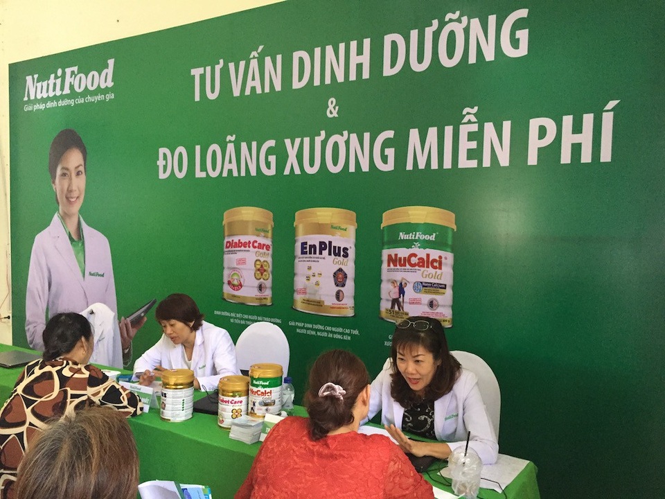 NutiFood chăm sóc sức khỏe miễn phí cho người cao tuổi quận 9 - 2
Bác sĩ NutiFood tận tình tư vấn và giải đáp thắc mắc sức khỏe cho người cao tuổi.
