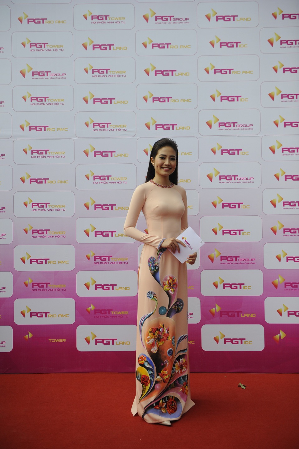 Hứa Vĩ Văn, Diễm My 9x trở thành đại sứ thương hiệu PGT Group - 8
Hoa hậu biển 2012 Ninh Hoàng Ngân tham gia chuỗi sự kiện kỷ niệm 9 năm thành lập PGT Group với vai trò MC.