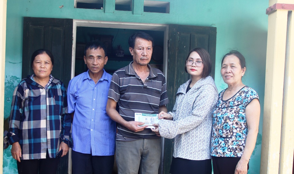 Bạn đọc giúp người đàn ông có vợ con chết vì ung thư gần 50 triệu đồng - 1 PV Dân trí trao quà bạn đọc ủng hộ đến anh Truyền.