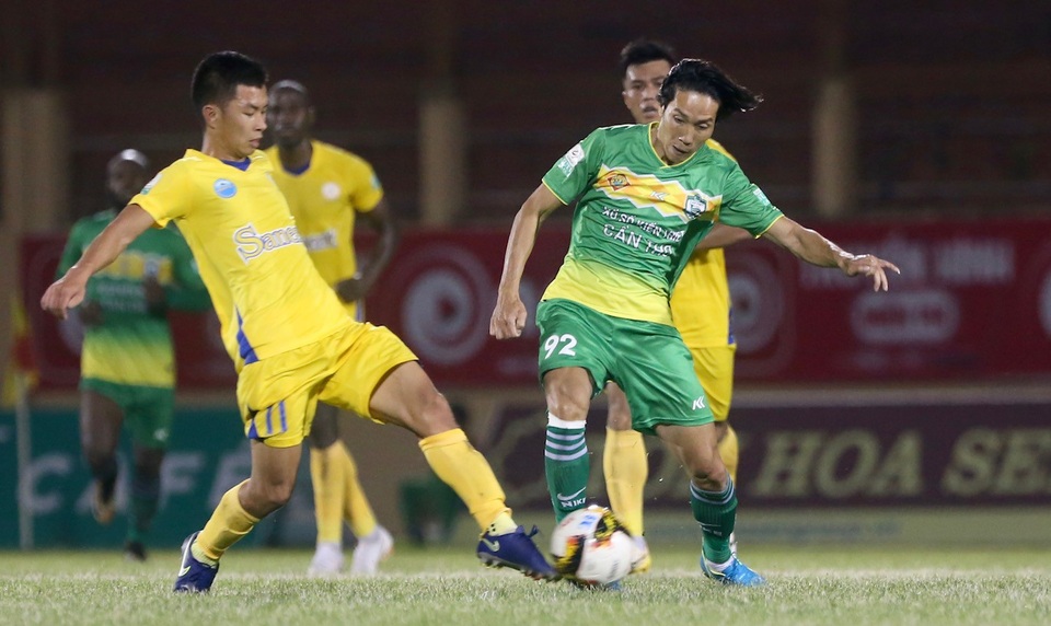 Khánh Hoà đánh bại Cần Thơ để vươn lên đứng thứ ba V-League - 2 Khánh Hoà và Cần Thơ có trận đấu khá sôi nổi trên sân Nha Trang