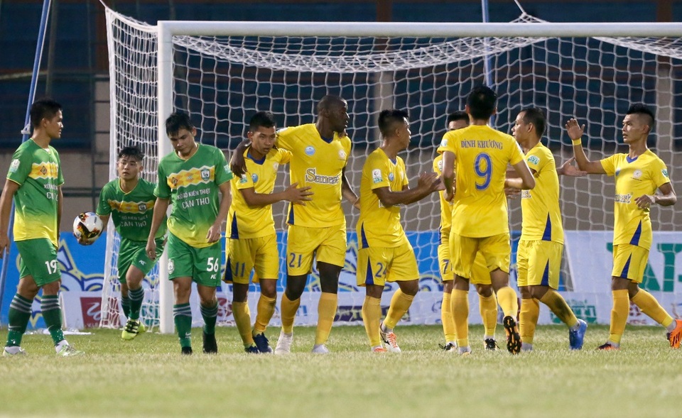 Khánh Hoà đánh bại Cần Thơ để vươn lên đứng thứ ba V-League - 4 Niềm vui chiến thắng của các cầu thủ Khánh Hoà...