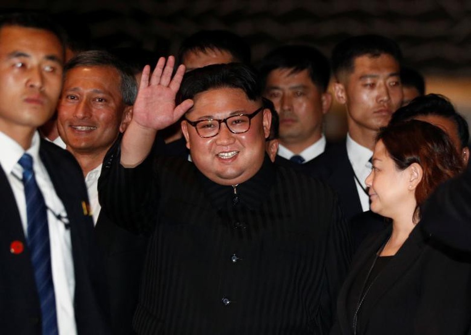 Nghệ thuật ngoại giao khôn khéo của ông Kim Jong-un - 5 Ông Kim Jong-un vẫy tay chào phóng viên khi đi tham quan Singapore trong đêm 11/6 (Ảnh: Reuters)