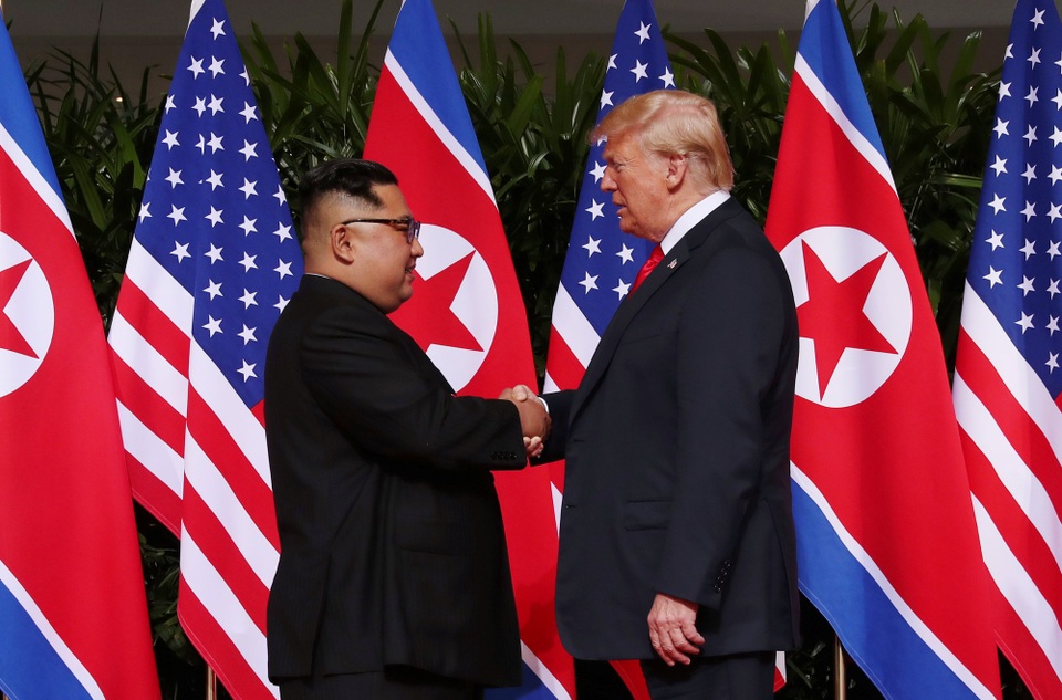 Nghệ thuật ngoại giao khôn khéo của ông Kim Jong-un - 1 Tổng thống Trump và nhà lãnh đạo Kim Jong-un bắt tay tại hội nghị thượng đỉnh ở Singapore (Ảnh: Reuters)