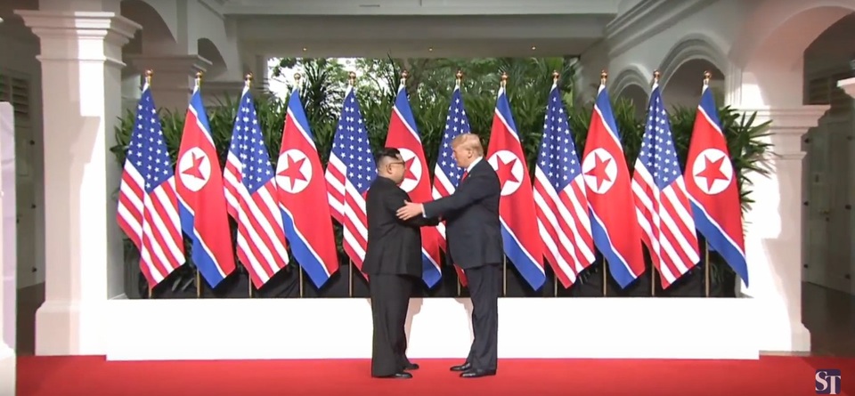Khoảnh khắc bắt tay lịch sử giữa ông Trump và ông Kim Jong-un - 1 Tổng thống Trump và nhà lãnh đạo Kim Jong-un bắt tay nhau (Ảnh: ST)