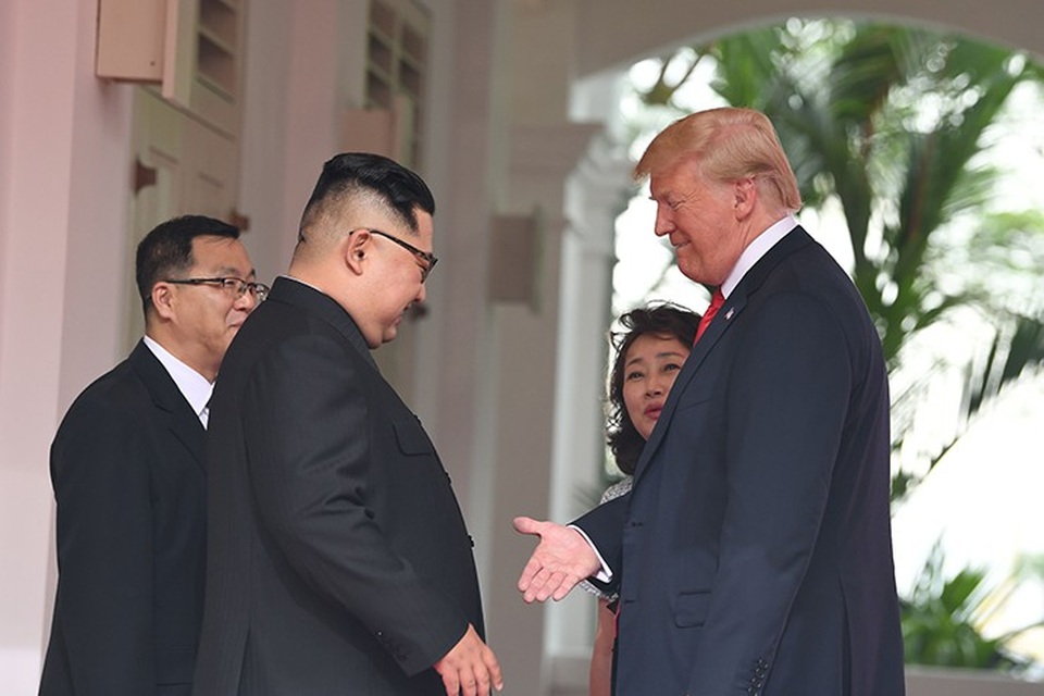 Những khoảnh khắc thân mật đầu tiên giữa ông Trump và ông Kim - 10 Tổng thống Trump và nhà lãnh đạo Kim Jong-un được nhìn thấy bắt tay nhiều lần tại khách sạn Capella.