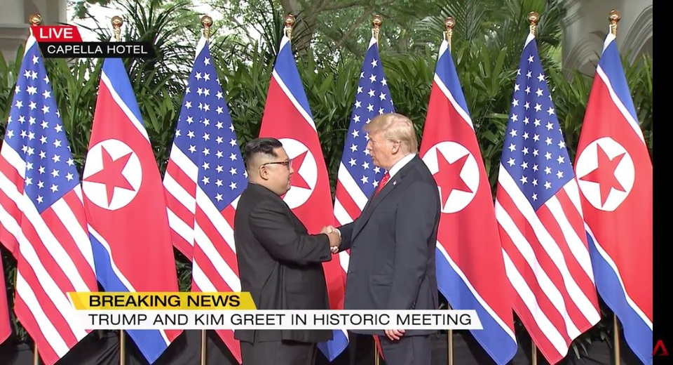 Khoảnh khắc bắt tay lịch sử giữa ông Trump và ông Kim Jong-un - 2 Khoảnh khắc bắt tay đầu tiên giữa hai nhà lãnh đạo Mỹ - Triều tại Singapore (Ảnh: CNA)