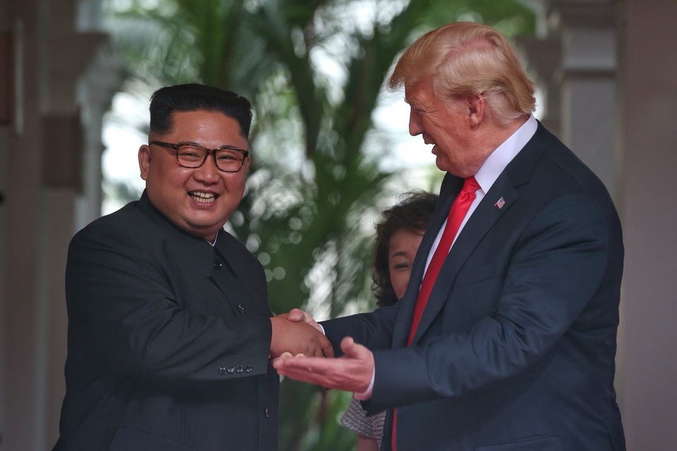 Những khoảnh khắc thân mật đầu tiên giữa ông Trump và ông Kim - 9 Nụ cười của nhà lãnh đạo Kim Jong-un khi gặp Tổng thống Trump.