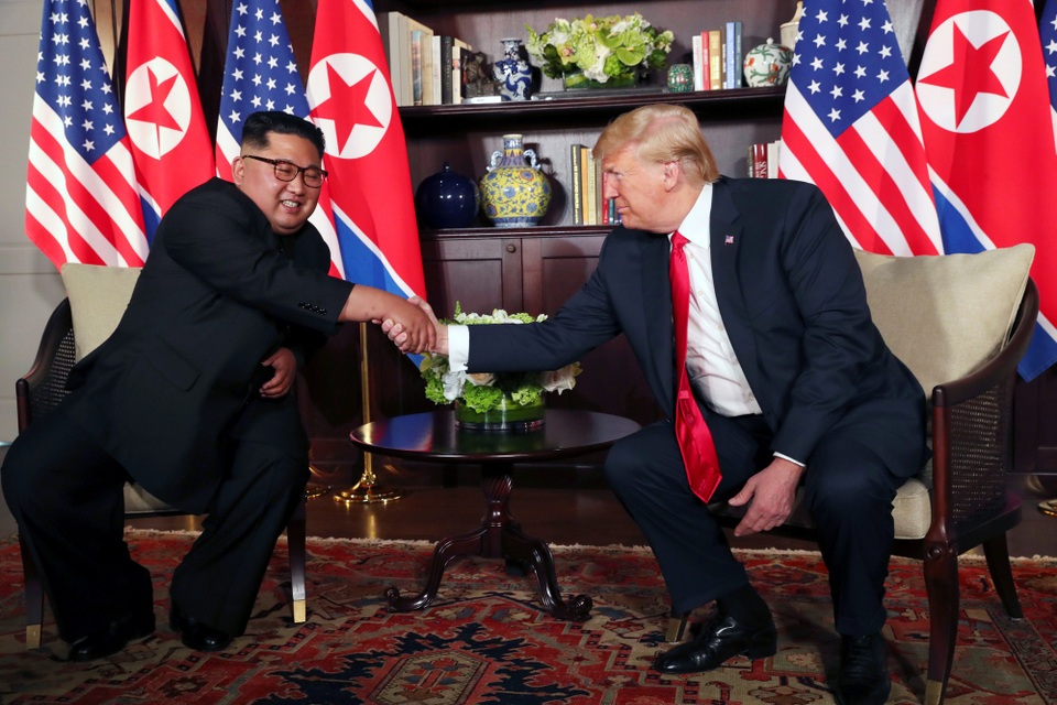 Những khoảnh khắc thân mật đầu tiên giữa ông Trump và ông Kim - 6 Ngồi cạnh nhà lãnh đạo Kim Jong-un, Tổng thống Trump nói ông tin tưởng Mỹ và Triều Tiên sẽ có một mối quan hệ chưa từng có.