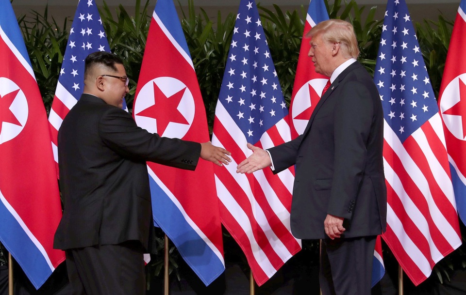 Những khoảnh khắc thân mật đầu tiên giữa ông Trump và ông Kim - 1 Tổng thống Donald Trump và nhà lãnh đạo Kim Jong-un sáng nay 12/6 đã có mặt tại khách sạn Capella trên đảo Sentosa, Singapore để bắt đầu hội nghị thượng đỉnh Mỹ - Triều.