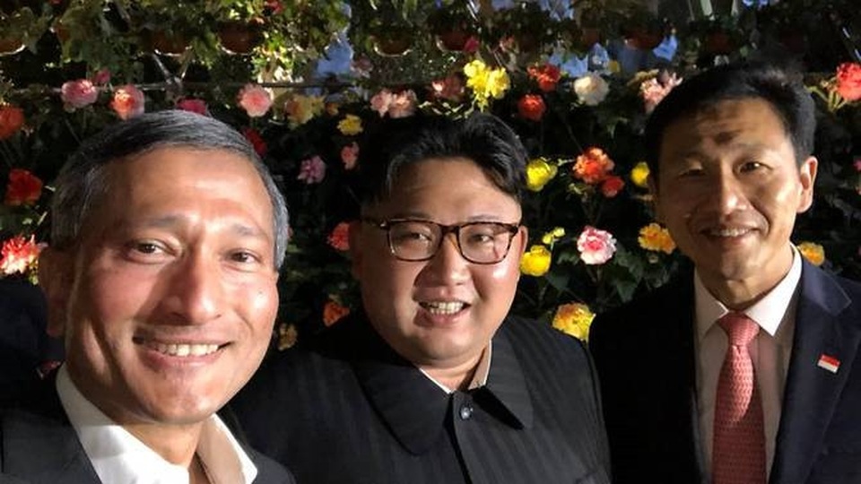 Lãnh đạo Mỹ - Triều ăn trưa, tản bộ và ký kết thỏa thuận "rất quan trọng" - 34
Ông Kim Jong-un tươi cười chụp ảnh khi dạo phố cùng các quan chức Singapore. (Ảnh: Twitter)