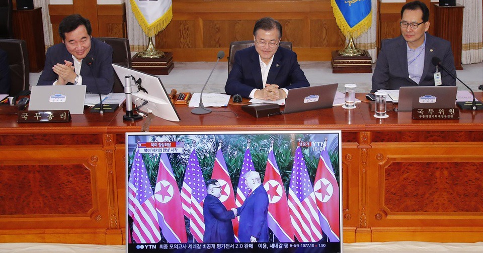 Lãnh đạo Mỹ - Triều ăn trưa, tản bộ và ký kết thỏa thuận "rất quan trọng" - 14
Tổng thống Hàn Quốc Moon Jae-in theo dõi diễn biến hội nghị Mỹ-Triều từ văn phòng họp nội các. (Ảnh: Twitter)