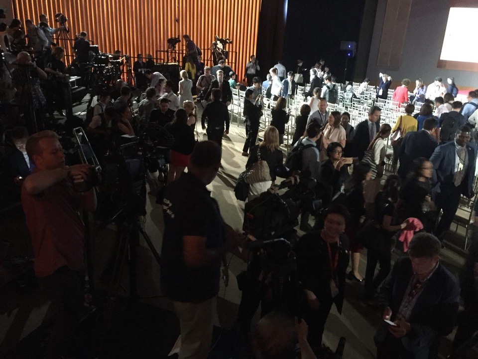 Bên trong căn phòng chuẩn bị diễn ra họp báo của Tổng thống Trump (Ảnh: ST)