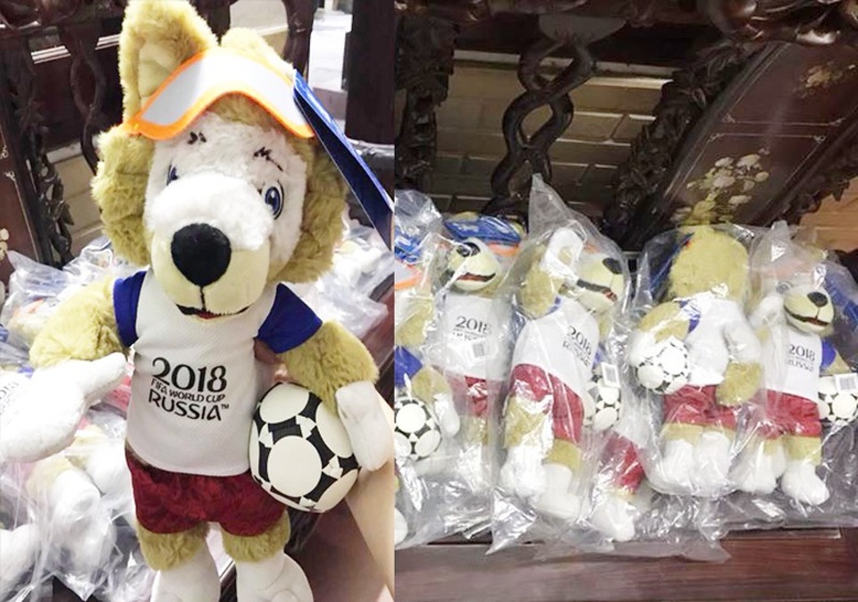 "Hốt bạc" nhờ kinh doanh sói bông Zabivaka - linh vật World Cup 2018 - 1
Mặt hàng gấu bông linh vật World Cup là một trong những mặt hàng được giới trẻ ráo riết săn lùng. Ảnh Hùng Cường