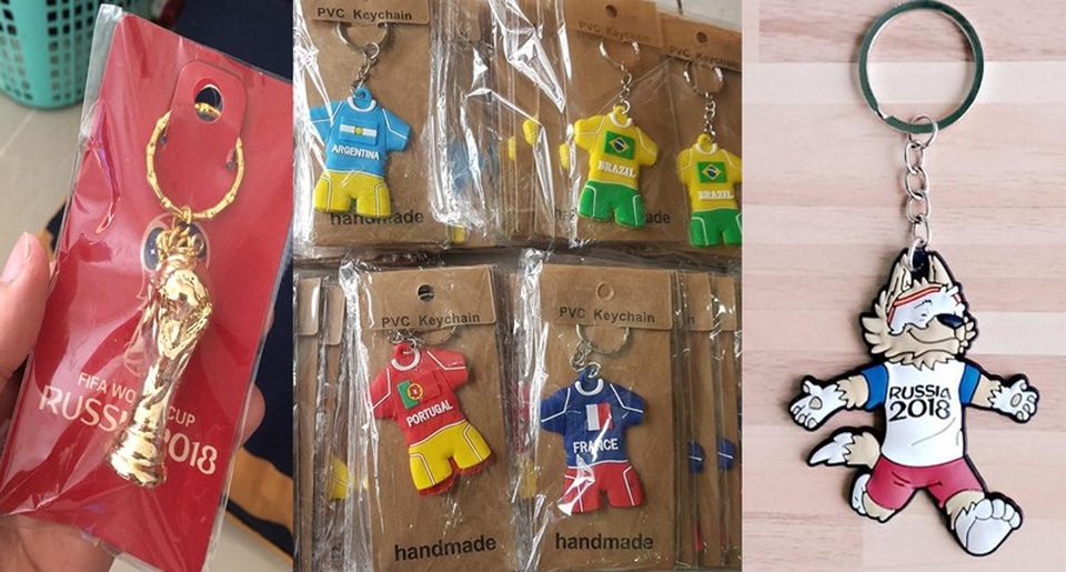 "Hốt bạc" nhờ kinh doanh sói bông Zabivaka - linh vật World Cup 2018 - 2
Mặt hàng móc khóa in hình linh vật giải bóng, biểu tượng World Cup cũng được bày bán nhiều. Ảnh Hùng Cường