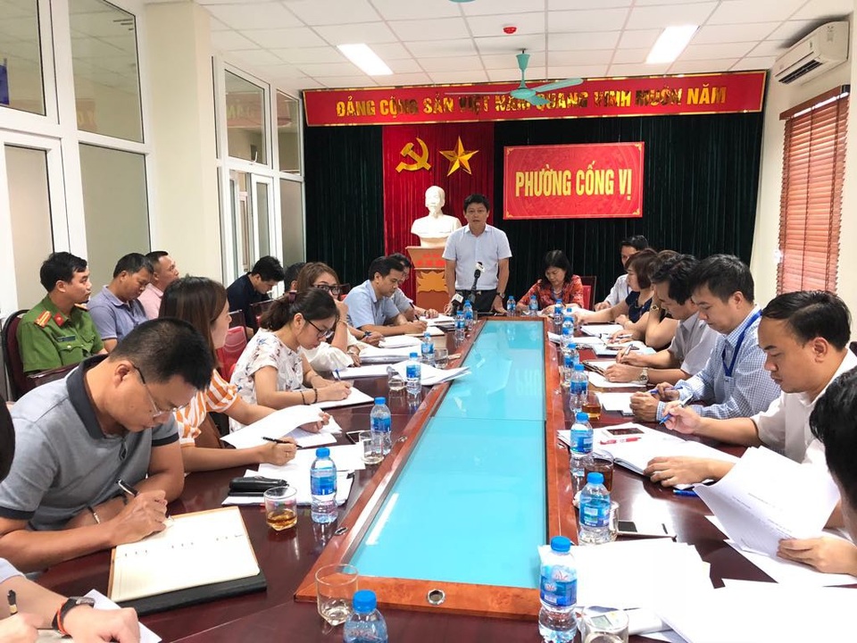 Hà Nội sẽ cưỡng chế doanh nghiệp “chây ỳ” trên mương Phan Kế Bính? - 1 Ông Tạ Nam Chiến - Phó Chủ tịch UBND quận Ba Đình đối thoại với các đơn vị kinh doanh trên dự án mương Phan Kế Bính