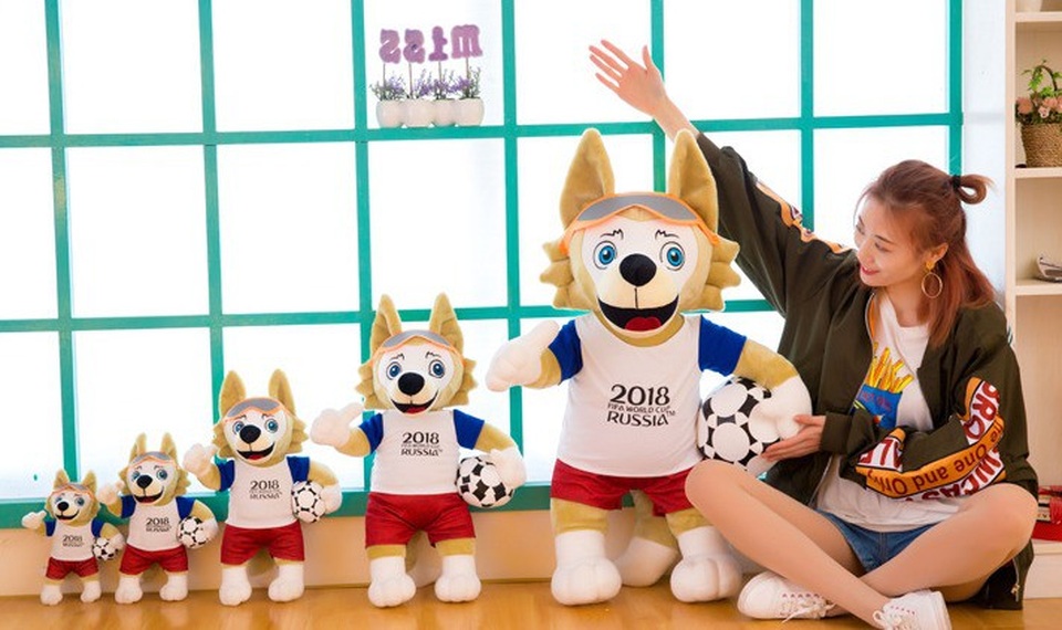 Thú bông linh vật World Cup 2018 giá rẻ bằng 1/3 tại Nga, thường xuyên “cháy hàng” - 1 Các kích cỡ khác nhau của sói bông World Cup 2018, nhưng được yêu thích nhất vẫn là loại 25cm và 35cm.