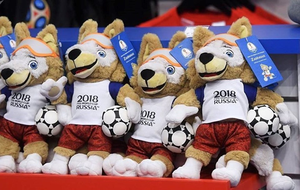 Thú bông linh vật World Cup 2018 giá rẻ bằng 1/3 tại Nga, thường xuyên “cháy hàng” - 3 Những chú sói bông được bán tại Nga có giá khoảng 435.000 - 510.000 đồng, gấp 3 lần so với giá tại Việt Nam.