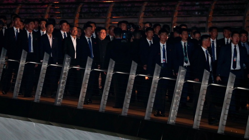 Hàng rào vệ sĩ vây quanh ông Kim Jong-un khi dạo phố Singapore - 1
Hàng chục vệ sĩ vây quanh nhà lãnh đạo Kim Jong-un khi ông dạo phố, tham quan Singapore. (Ảnh: Reuters)