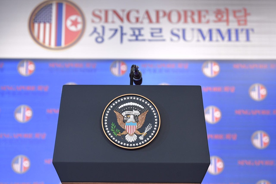 
Bục phát biểu của Tổng thống Trump tại cuộc họp báo ở khách sạn Capella. (Ảnh: ST)
