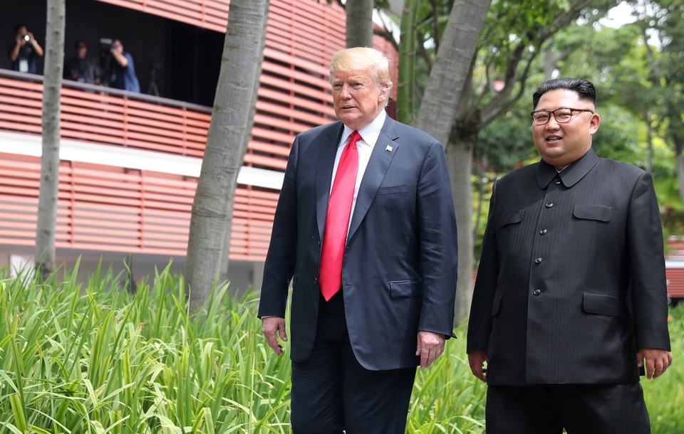 Thượng đỉnh Mỹ - Triều: Thắng lợi của ông Kim Jong-un - 2 Ông Trump và ông Kim Jong-un đi dạo trong khuôn viên khách sạn Capella tại Singapore (Ảnh: Reuters)