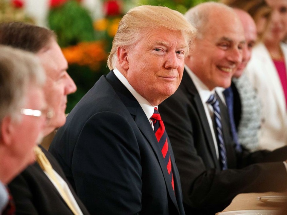 Tổng thống Trump úp mở về thỏa thuận với Triều Tiên trước giờ G - 1 Tổng thống Trump cùng các quan chức Mỹ dự bữa trưa với Thủ tướng Singapore Lý Hiển Long ngày 11/6 (Ảnh: Reuters)