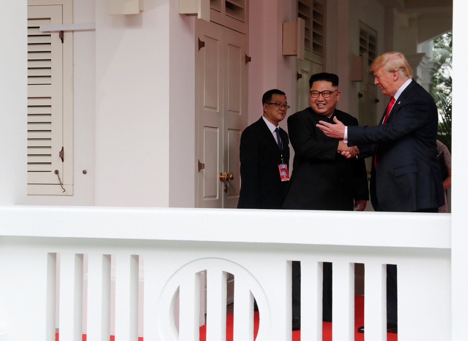Những khoảnh khắc thân mật đầu tiên giữa ông Trump và ông Kim - 11 Tổng thống Trump mời ông Kim Jong-un tới phòng họp riêng.