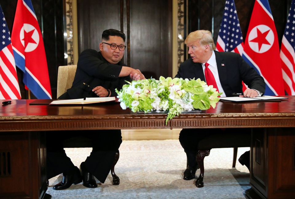 Thượng đỉnh Mỹ - Triều: Thắng lợi của ông Kim Jong-un - 1 Hai nhà lãnh đạo Mỹ - Triều ký tuyên bố chung sau hội nghị thượng đỉnh (Ảnh: Reuters)