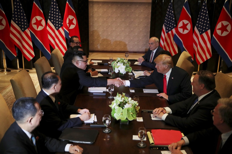 Nghệ thuật ngoại giao khôn khéo của ông Kim Jong-un - 4 Hai nhà lãnh đạo Mỹ - Triều bắt tay trên bàn họp cùng các quan chức cấp cao của hai nước (Ảnh: Reuters)