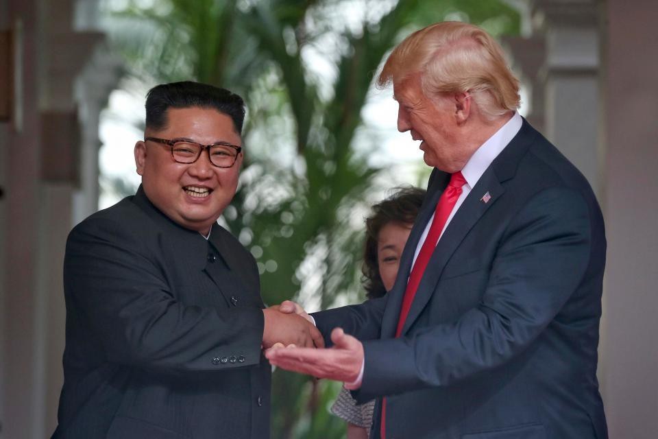 “Giải mã” ngôn ngữ cơ thể của lãnh đạo Mỹ - Triều - 3 Hai nhà lãnh đạo nhiều lần bắt tay nhau trong cuộc gặp tại Singapore (Ảnh: Reuters)