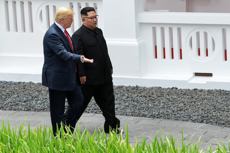 Lãnh đạo Mỹ - Triều thảnh thơi đi dạo sau bữa trưa - 2 Không có bất kỳ quan chức hay trợ lý nào tháp tùng khi hai nhà lãnh đạo đi bộ cùng nhau.