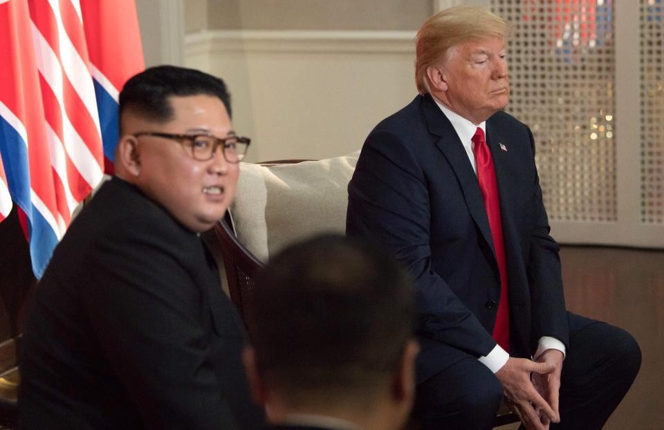 “Giải mã” ngôn ngữ cơ thể của lãnh đạo Mỹ - Triều - 4 Cách đặt tay theo hình tháp ngược của ông Trump khi ngồi cạnh ông Kim Jong-un (Ảnh: EPA)