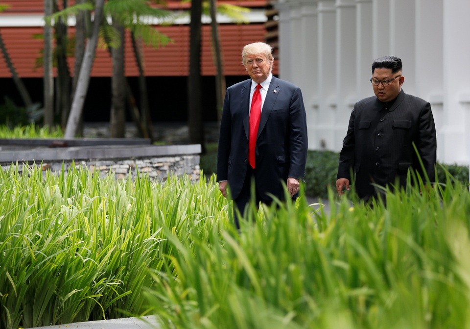 Lãnh đạo Mỹ - Triều thảnh thơi đi dạo sau bữa trưa - 5
Đây không phải khoảng thời gian riêng tư duy nhất của hai nhà lãnh đạo. Sáng nay, ông Trump và ông Kim Jong-un cũng đã có cuộc họp kín trước khi tiến hành phiên họp mở rộng với sự tham gia của phái đoàn hai nước.
