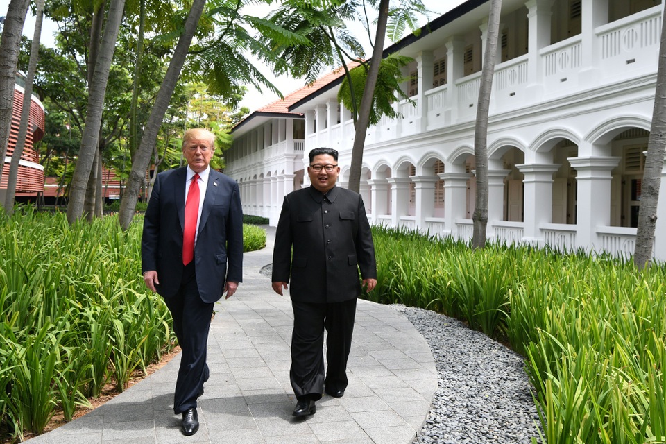 Chiến lược ngoại giao giúp Singapore tỏa sáng trên trường quốc tế - 3 Hai nhà lãnh đạo Mỹ - Triều thong thả tản bộ tại Singapore (Ảnh: Reuters)