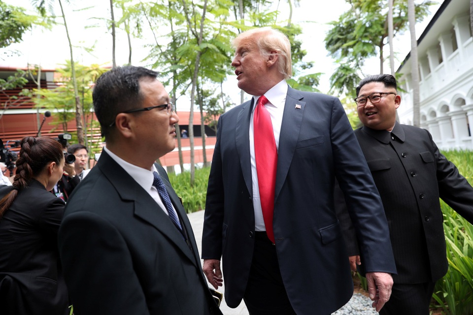 Lãnh đạo Mỹ - Triều thảnh thơi đi dạo sau bữa trưa - 8 Đây là lần gặp mặt đầu tiên giữa Tổng thống Trump và nhà lãnh đạo Kim Jong-un, đồng thời là cuộc gặp đầu tiên giữa một tổng thống Mỹ đương nhiệm và một nhà lãnh đạo Triều Tiên.
