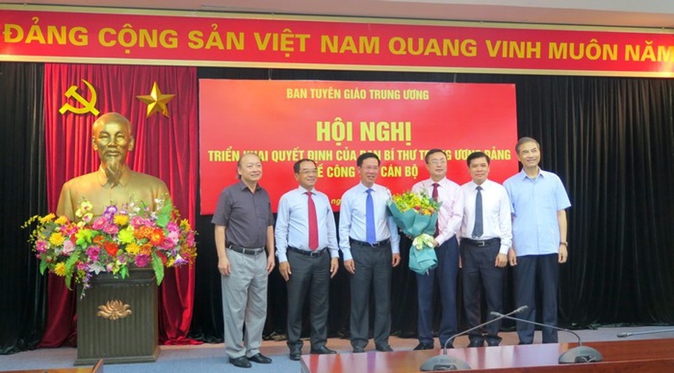 Công bố Quyết định bổ nhiệm đồng chí Bùi Trường Giang giữ chức Phó Trưởng Ban Tuyên giáo Trung ương - 2
Các đồng chí lãnh đạo hai cơ quan chúc mừng đồng chí Bùi Trường Giang.