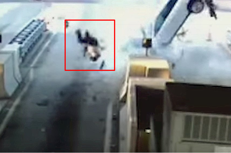 
Khoảnh khắc tài xế bị văng ra khỏi chiếc xe sau vụ va chạm.
