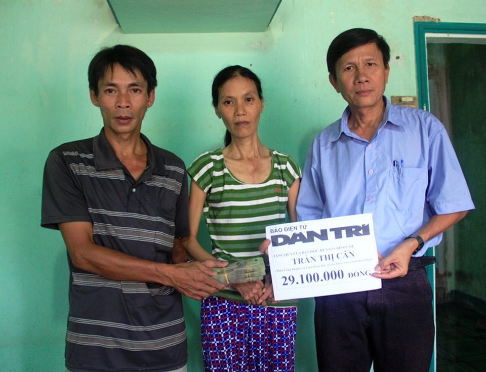 Trao tiếp hơn 29 triệu đồng đến người phụ nữ nghèo không tiền mổ tim - 1 Đại diện chính quyền xã Tam Quan Bắc trao số tiền hơn 29 triệu do bạn đọc báo Dân trí ủng hộ chị Căn.