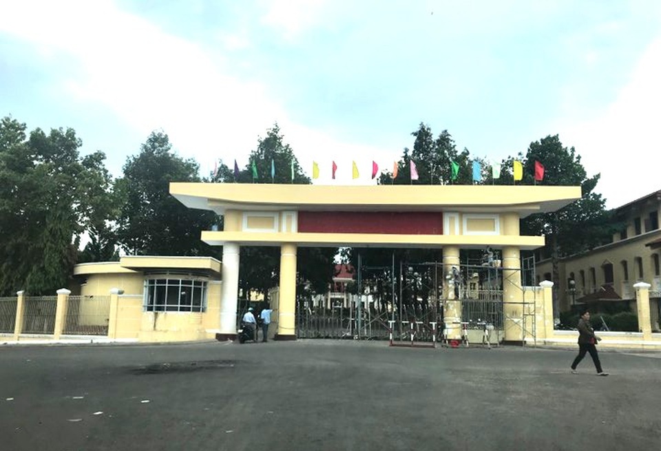 Bình Thuận bình yên trở lại - 2 Cổng UBND tỉnh Bình Thuận đang được sửa chữa.