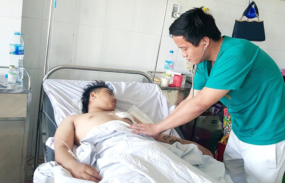 Nín thở khoảnh khắc xử lý vết thương, cứu trái tim ngừng đập - 1 Bệnh nhân P. tim ngừng đập sau khi bị đâm đã được bác sỹ BVHNĐK Nghệ An cứu sống một cách kỳ diệu.