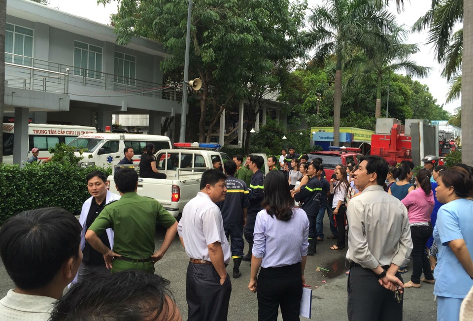 Các y bác sĩ, lực lượng chức năng tiếp ứng bên dưới