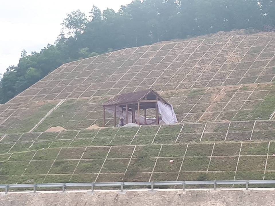Kỳ lạ ngôi nhà “mọc” trên mái kè siêu dự án thủy lợi Ngàn Trươi - 1 Ngôi nhà vắt vẻo trên phần mái kè đập dâng của công trình thủy lợi Ngàn Trươi -Cẩm Trang