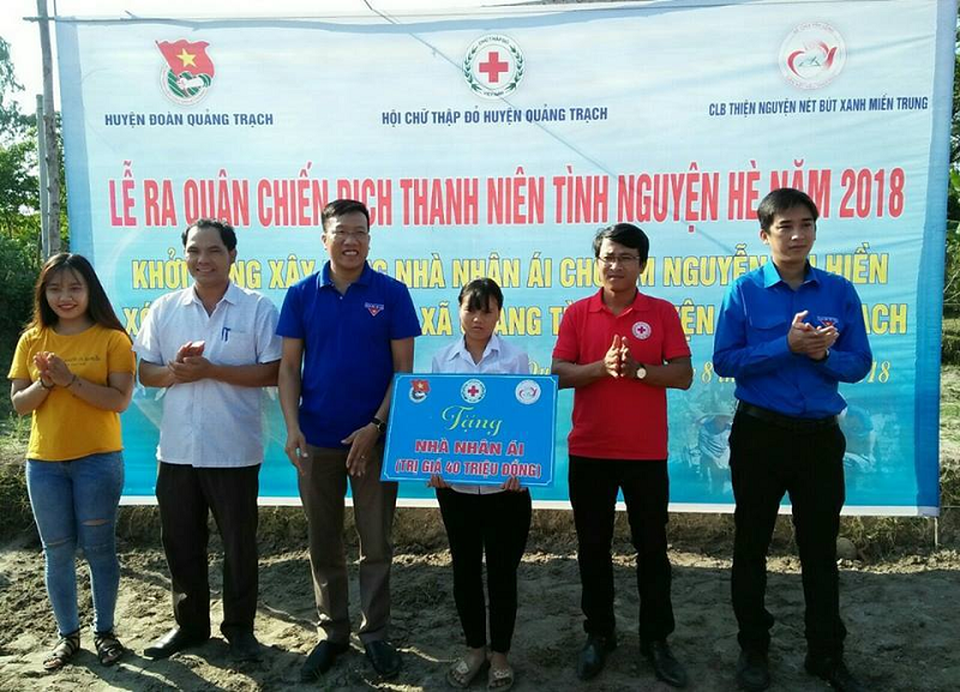 Quảng Bình: CLB tình nguyện “vẽ” ước mơ cho cô học trò nghèo - 2 Cô học trò nghèo Nguyễn Thị Hiền đón nhận niềm vui khởi công căn nhà ước mơ