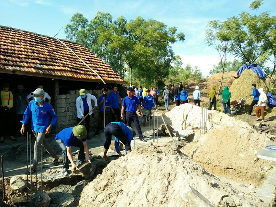 Quảng Bình: CLB tình nguyện “vẽ” ước mơ cho cô học trò nghèo - 3 Các thành viên CLB Nét bút xanh miền Trung cùng các đoàn viên, thanh niên tại huyện Quảng Trạch tham gia xây dựng nhà tình thương cho em Nguyễn Thị Hiền