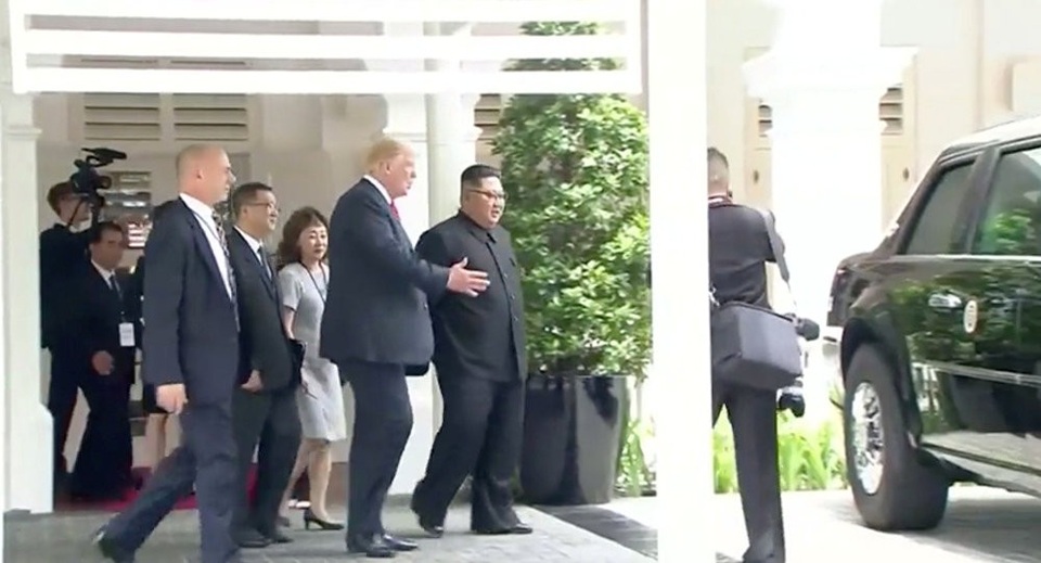 Những khoảnh khắc "kỳ quặc" tại thượng đỉnh Mỹ - Triều - 4
Ông Trump kheo siêu xe với ông Kim (Ảnh: Reuters)