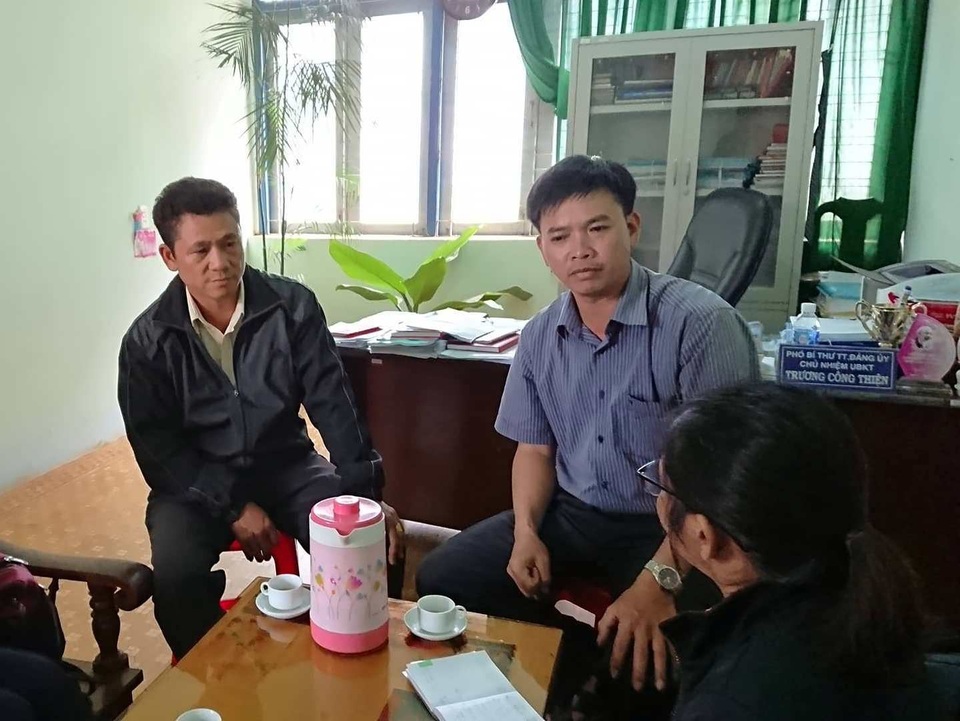 Trưởng công an xã khai gian lý lịch để vào Đảng - 2 Ông Lương (áo đen) trao đổi với PV về việc kết nạp Đảng khi đang chấp hành án tù treo