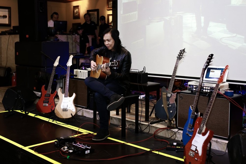 Nghệ sĩ guitar nổi tiếng Thái Lan Jack Thammarat biểu diễn tại Việt Nam - 5 Trong đêm nhạc tại TPHCM, Jack Thammarat biểu diễn 7 bài của anh và cũng sẽ chơi vài bài rock cổ điển với ban nhạc. Ngoài ra anh hát 2 bài rock gồm Still got the blue và Smoke on the Water.