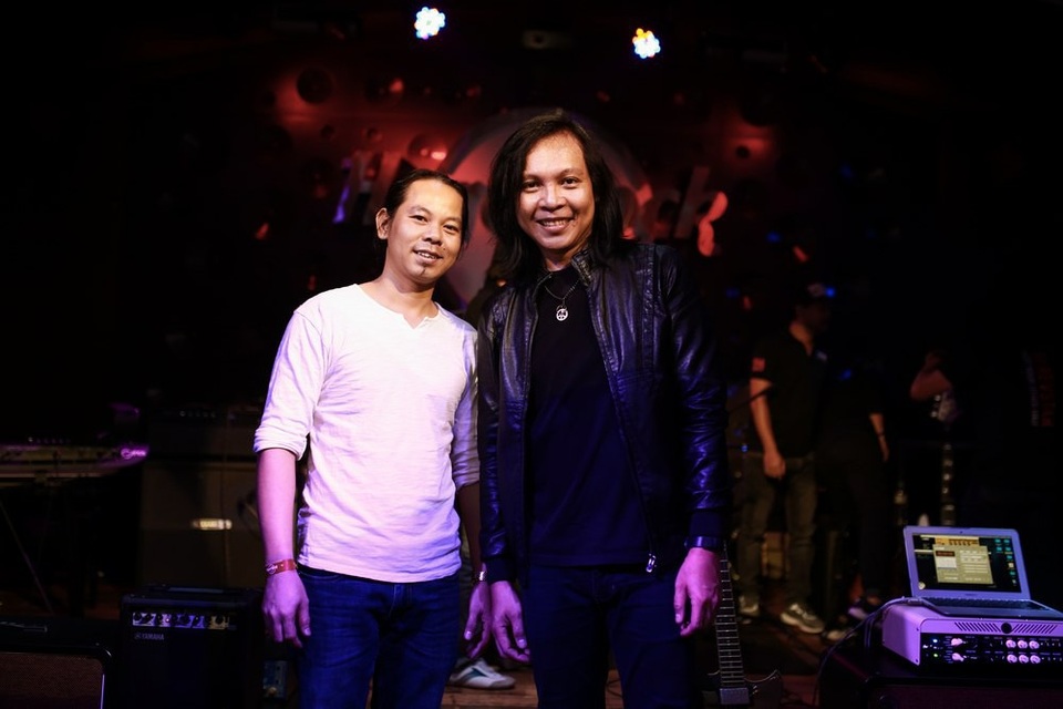 Nghệ sĩ guitar nổi tiếng Thái Lan Jack Thammarat biểu diễn tại Việt Nam - 3 Chia sẻ về đêm nhạc tại TPHCM, Jack cho biết, anh bất ngờ khi đón nhận tình cảm của khán giả Việt. Anh cảm thấy xúc động khi có nhiều khán giả từ Hà Nội, Đà Nẵng bay vào TPHCM xem mình biểu diễn.