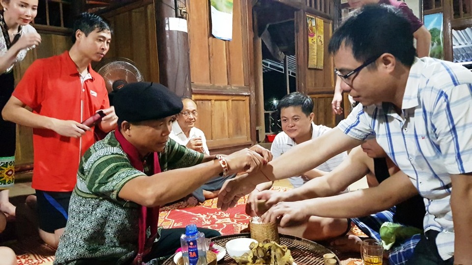 Khám phá miền Trà Lân xứ Nghệ - 9 ... tiến hành buộc chỉ cổ tay cho du khách để cầu chúc bình an, may mắn...
