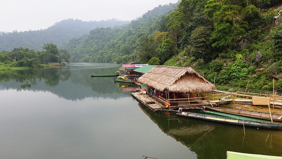 Nghệ An: Thu hút hơn 3,5 triệu lượt khách du lịch trong 6 tháng đầu năm - 2 Sông Giăng điểm đến của khách du lịch tại huyện miền núi Con Cuông.
