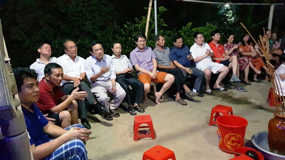 Khám phá miền Trà Lân xứ Nghệ - 14 Du khách xem múa nhảy sạp tại điểm du lịch cộng đồng Khe Rạn.